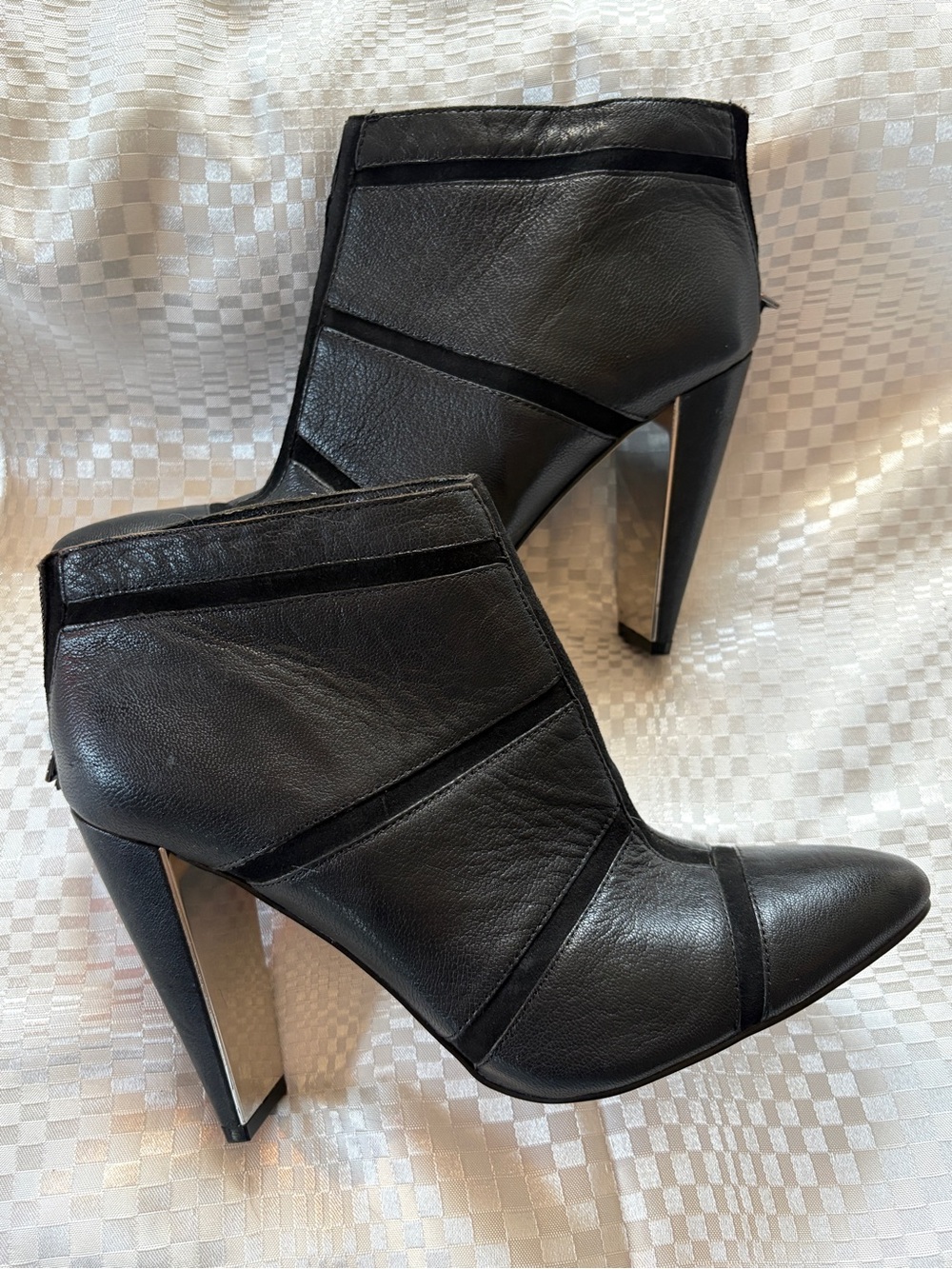French Connection Black Pointed Toe Ankle Booties with Inner Metallic Heel.
NEW!